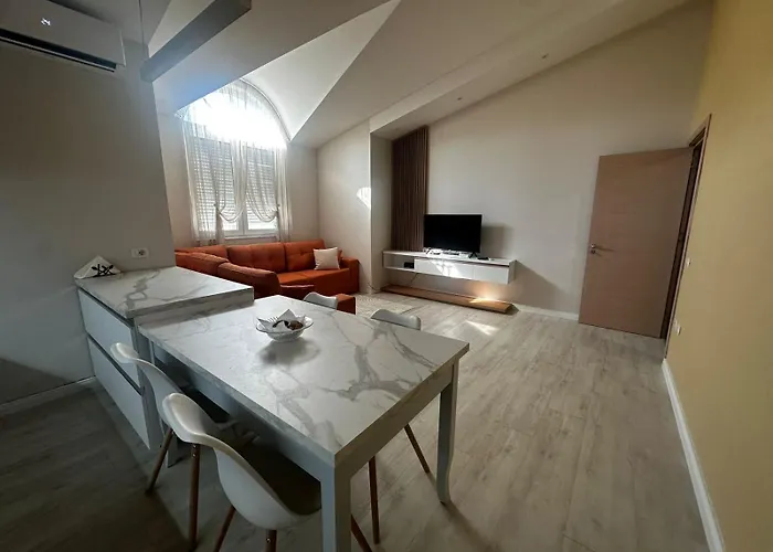 A New In The Attic Апартаменты *